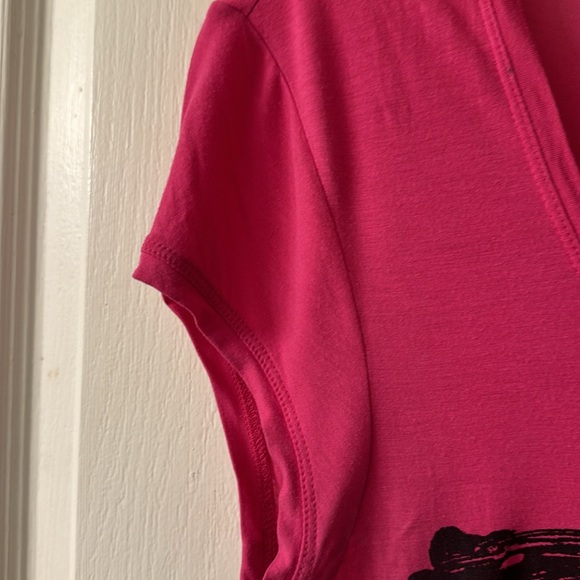 BCBG Hot pink shortsleeved Native American feather print beaded tee size medium - Picture 4 of 9